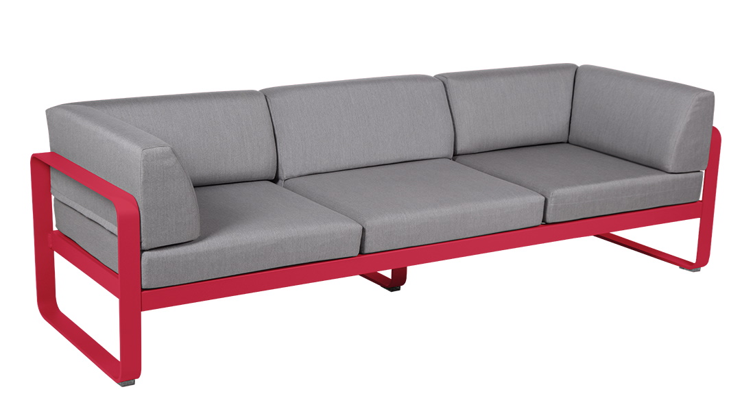Bellevie 3-Sitzer Outdoor Sofa von Fermob mit grauem Bezug und rotem Aluminiumgestell für Garten und Terrasse.