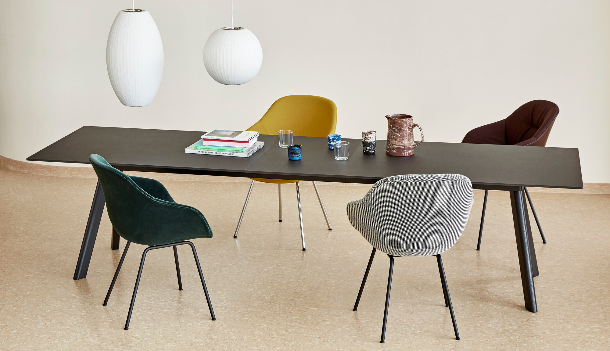 Schwarzer Copenhague Table CPH 30 Tisch von Hay, 250x120 cm, mit Stühlen und Dekoration.