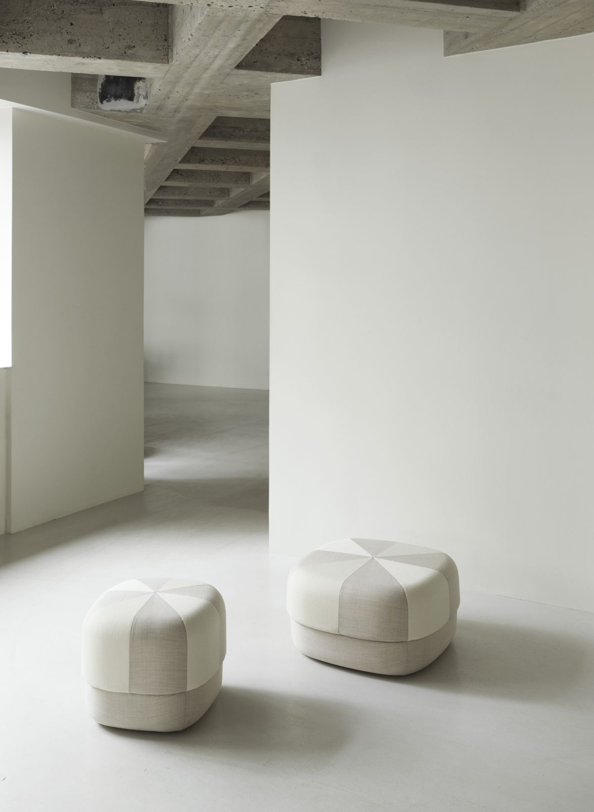 Zwei Circus Pouf Small Hocker von Normann Copenhagen in Beige und Weiß im minimalistischen Raum.