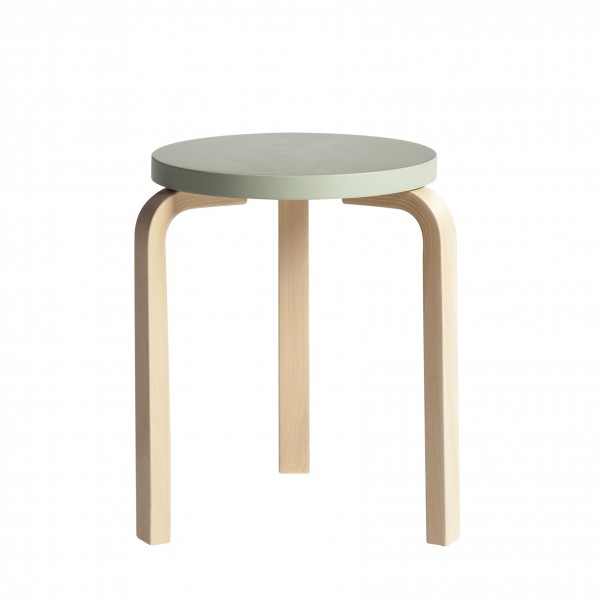 Artek Hocker 60 mit mintgrüner Sitzfläche und drei Beinen aus hellem Holz, freigestellt.