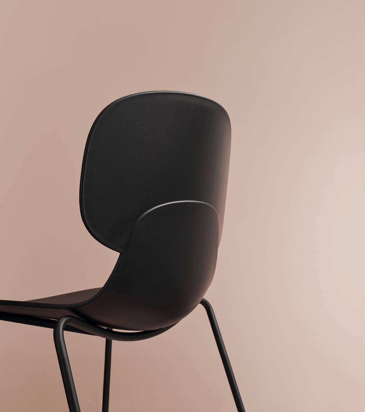 Schwarzer Eva Solo Stuhl mit minimalistischem Design und filigranem Metallgestell, Detailansicht.