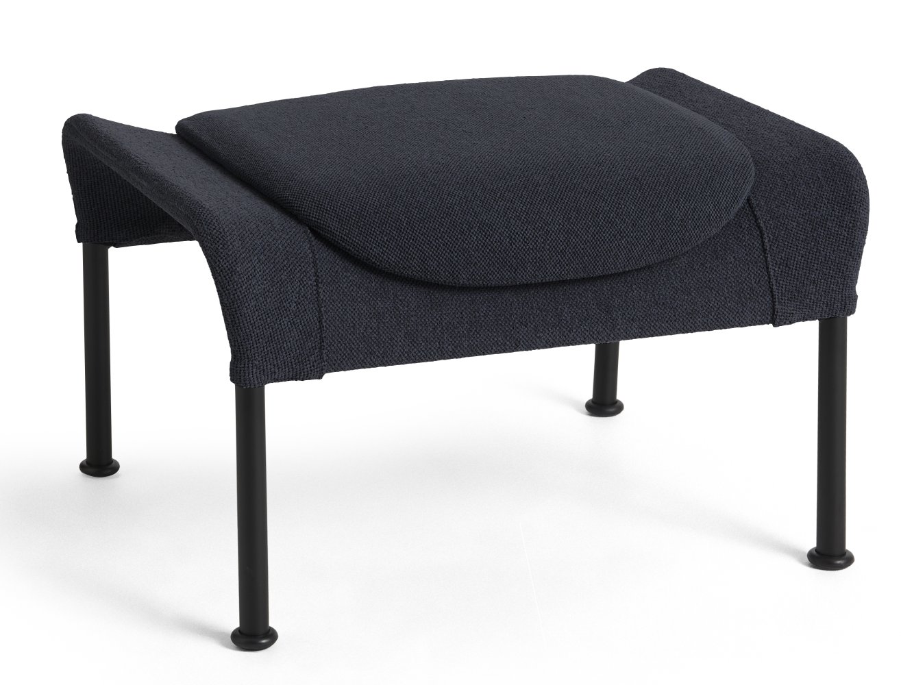 02 Ottoman Hay: Moderner, dunkelgrauer Hocker mit abgerundeter Sitzfläche und schwarzen Metallbeinen auf weißem Hintergrund.