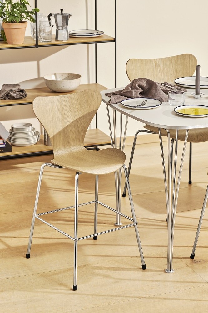 Fritz Hansen Series 7 Junior Chair Kinderhochstuhl aus Eiche natur mit Chromgestell.