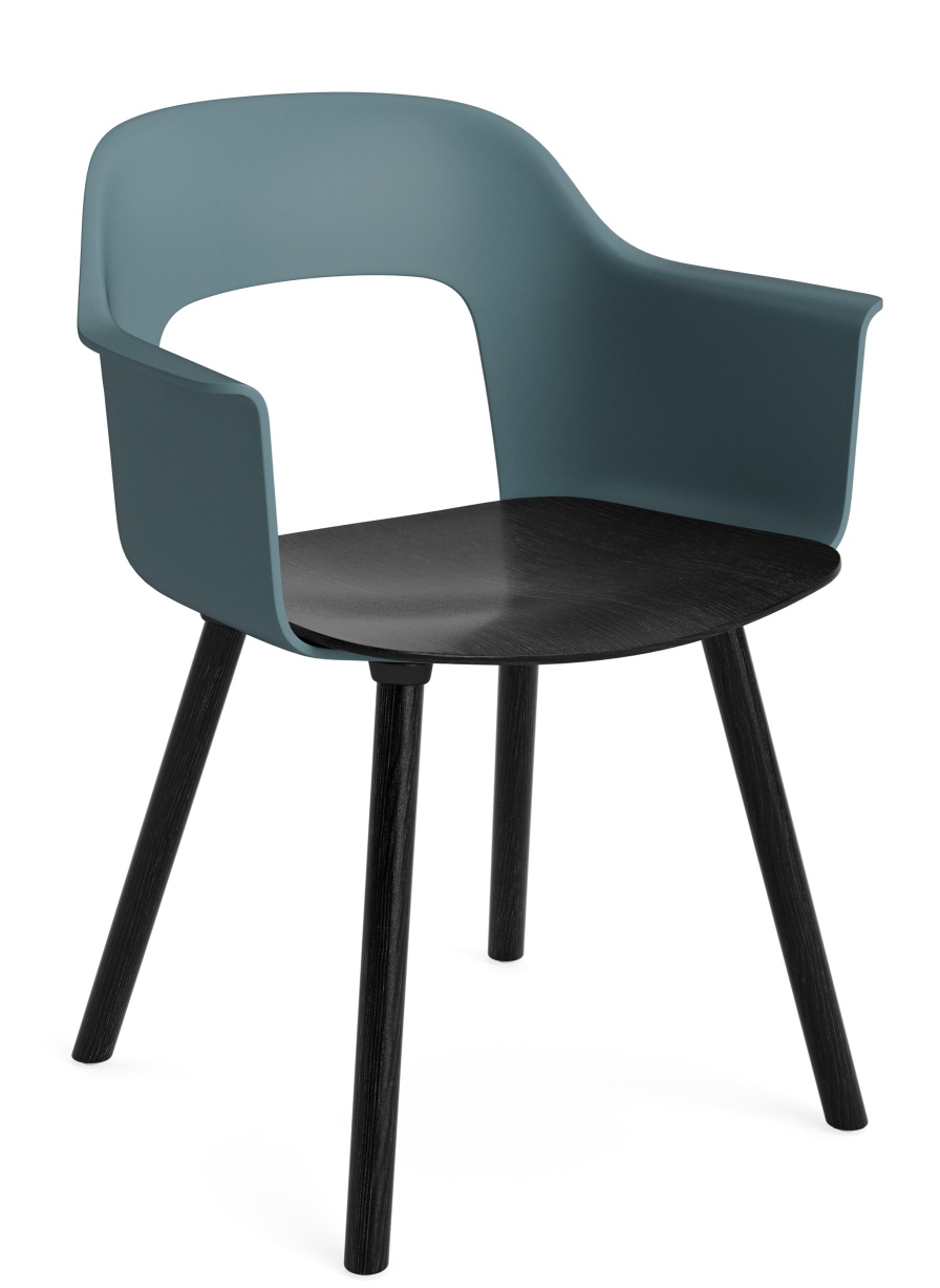 Layout Armchair 222 Armlehnstuhl von Hay in blau mit schwarzer Sitzfläche und Holzbeinen.