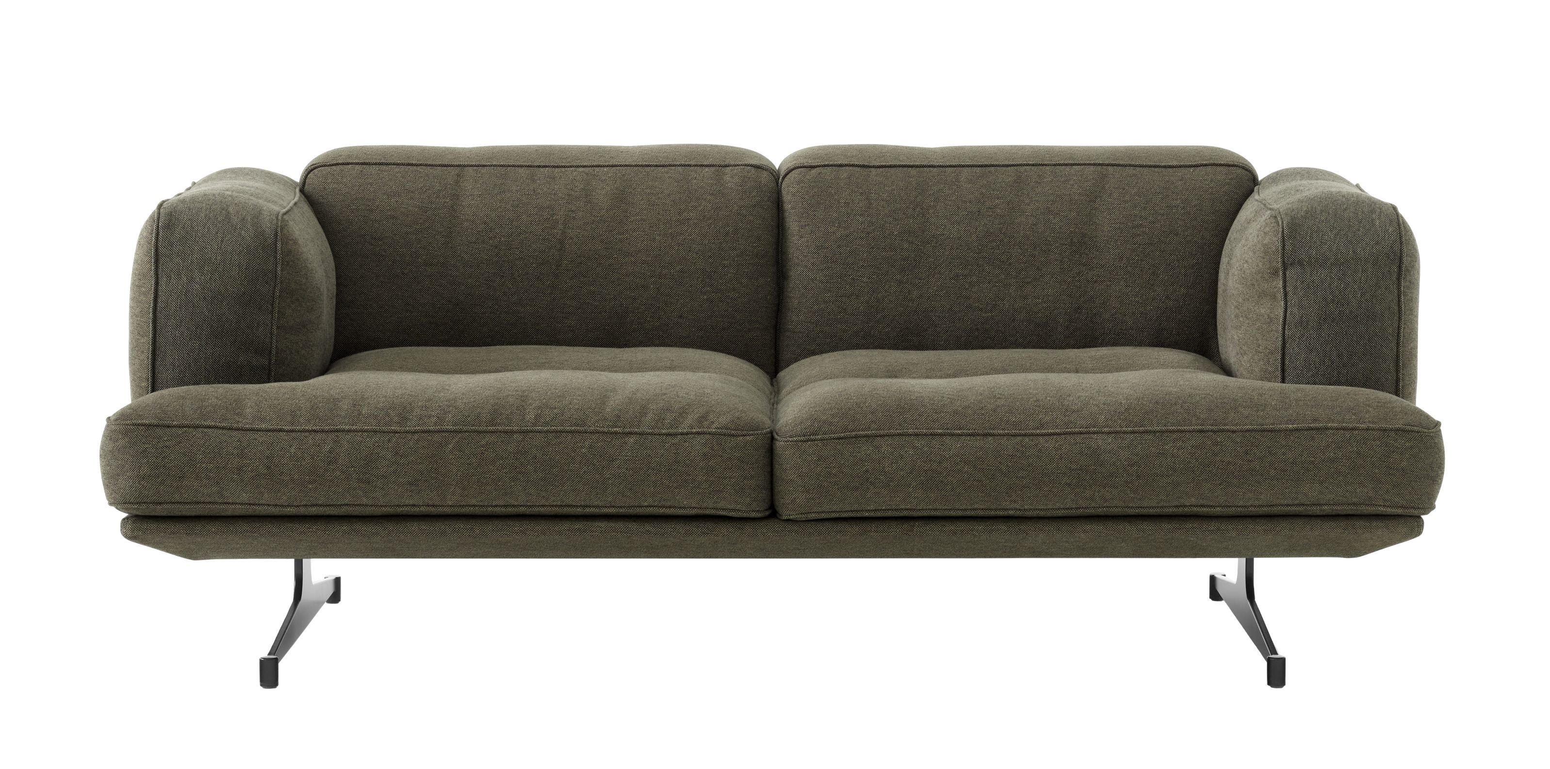 AndTradition Inland AV22 Sofa in Olivgrün mit minimalistischen, schwarzen Metallbeinen für modernes Wohnzimmerdesign.