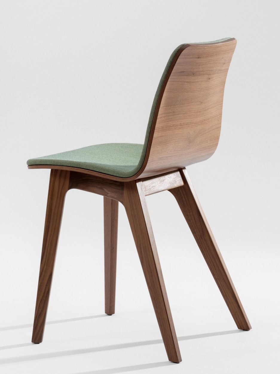 Morph Holzstuhl mit grünem Sitzpolster von Zeitraum, Ansicht von hinten, modernes Möbeldesign.