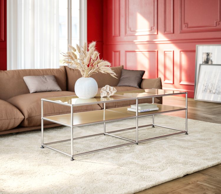 Silberner USM Haller Beistelltisch mit Glasplatten im Wohnzimmer. Moderner Couchtisch mit zwei Ebenen.