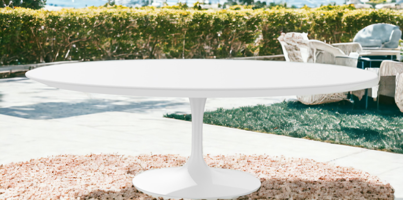 Weißer Saarinen Couchtisch von Knoll International für den Außenbereich, runde Tischplatte mit zentralem Fuß.