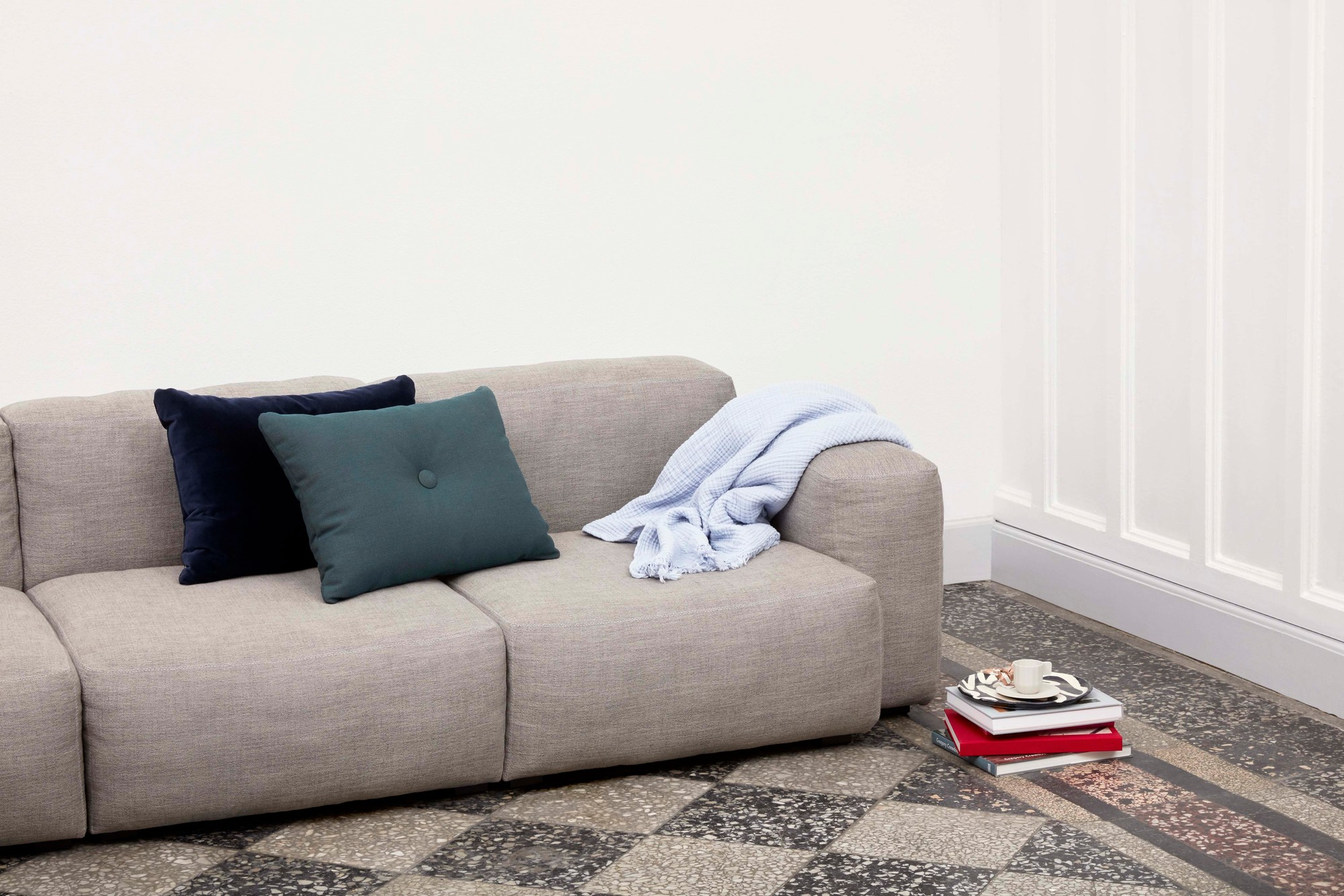 Helles Mags Soft Sofa von Hay mit Kissen und Decke, modernes Wohnzimmer-Design.