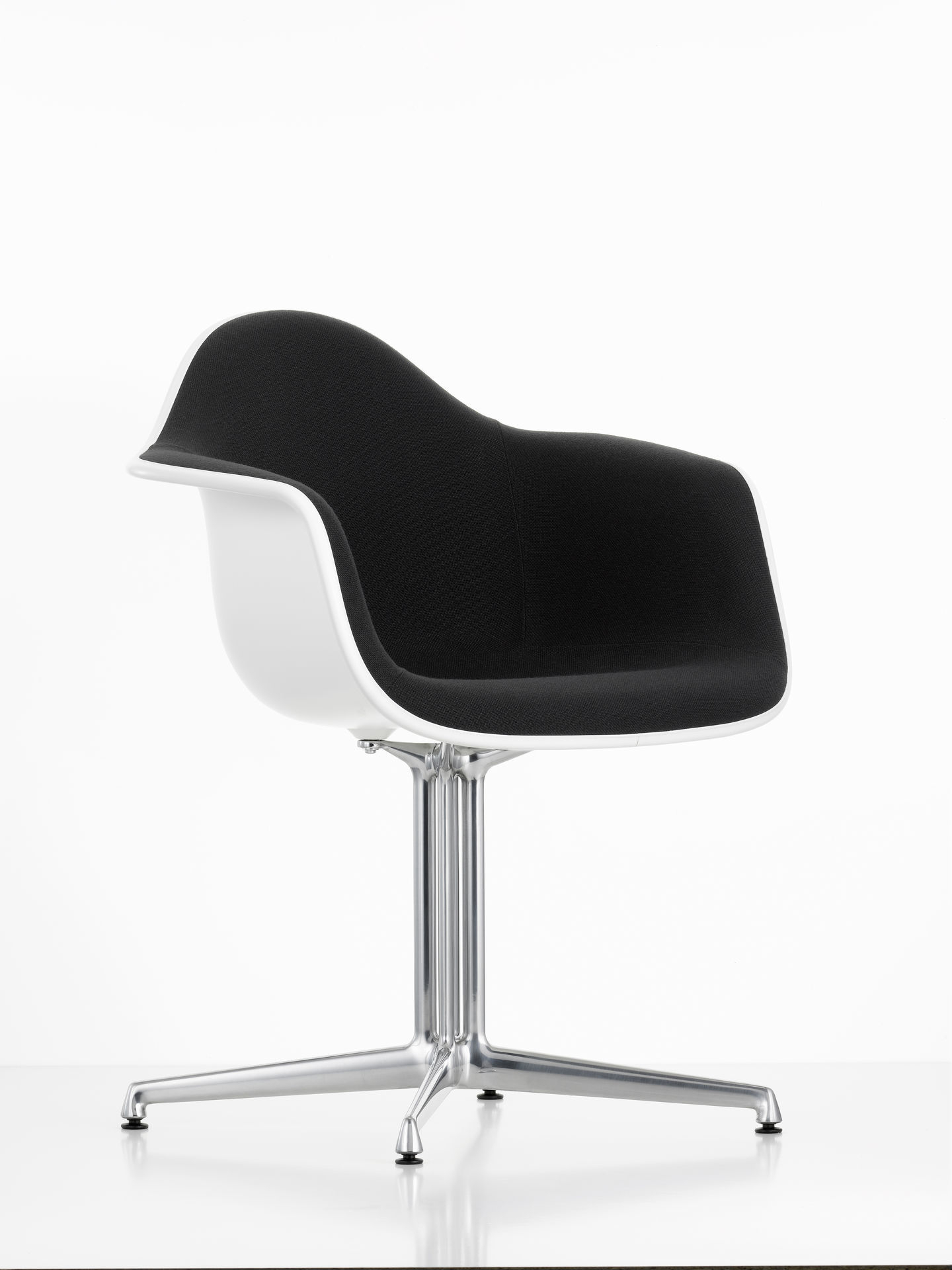 Vitra Eames Plastic Arm Chair DAL, vollgepolstert, mit weißer Sitzschale und verchromtem Untergestell.