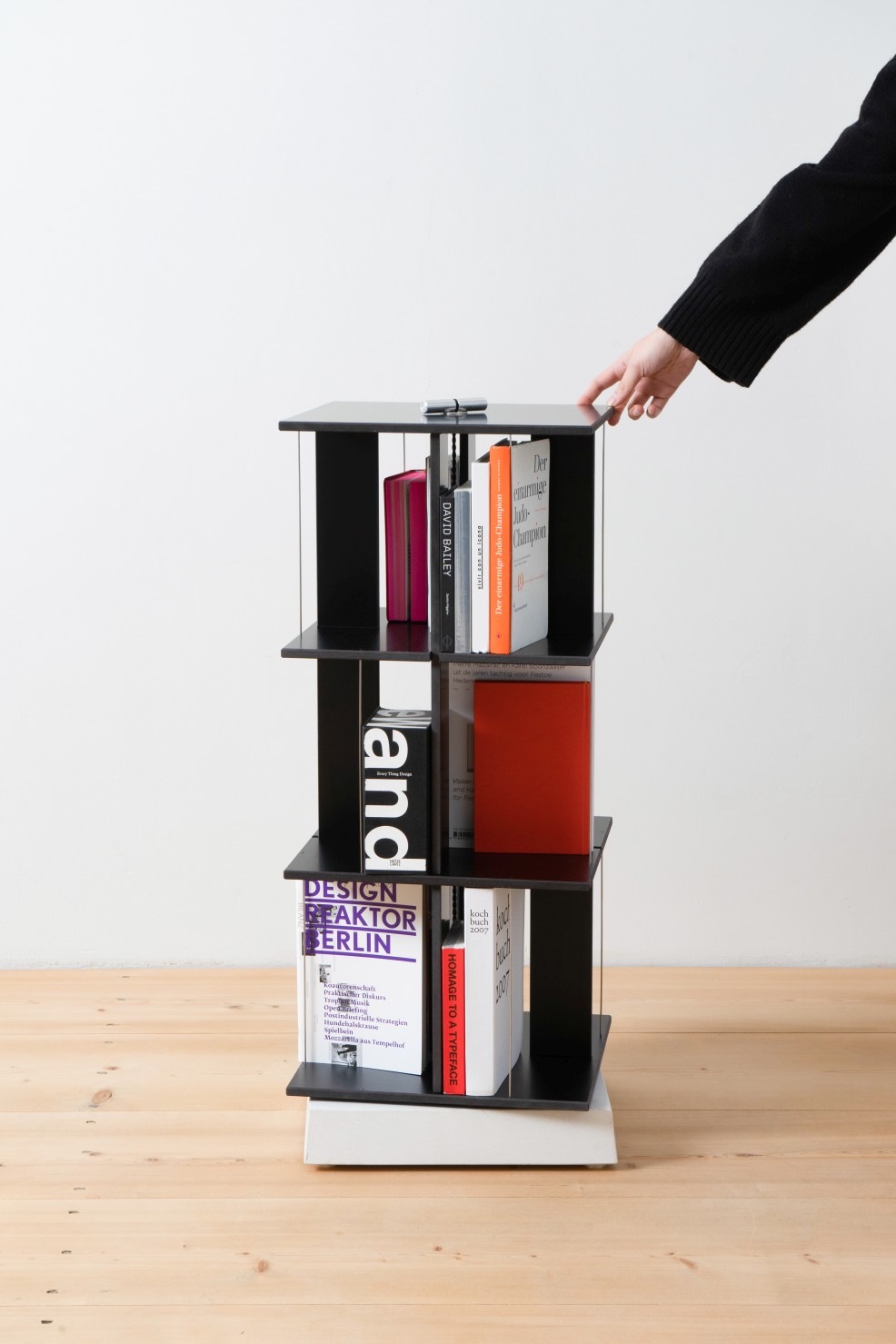Boekentoren met letters, dvd-rek van Nils Holger Moormann