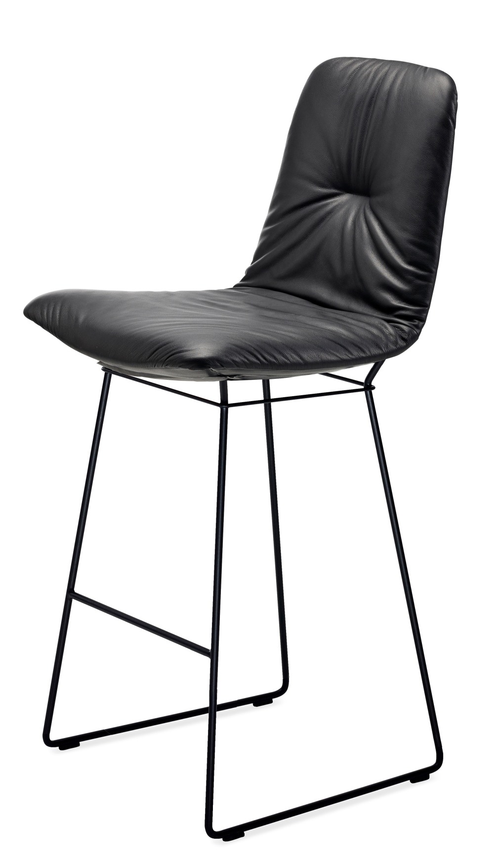 Schwarzer Leya Counter Chair Barhocker von Freifrau Manufaktur mit Lederbezug und filigranem Metallgestell.