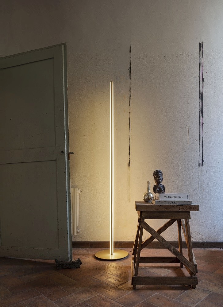 Flos Coordinates F LED Stehleuchte, modernes Design mit warmem Licht, goldener Fuß.