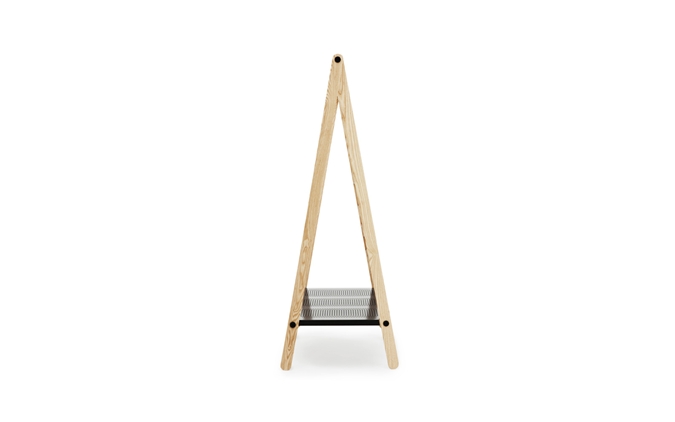Toj Kleiderständer von Normann Copenhagen aus hellem Holz mit Ablage für Schuhe oder Taschen.