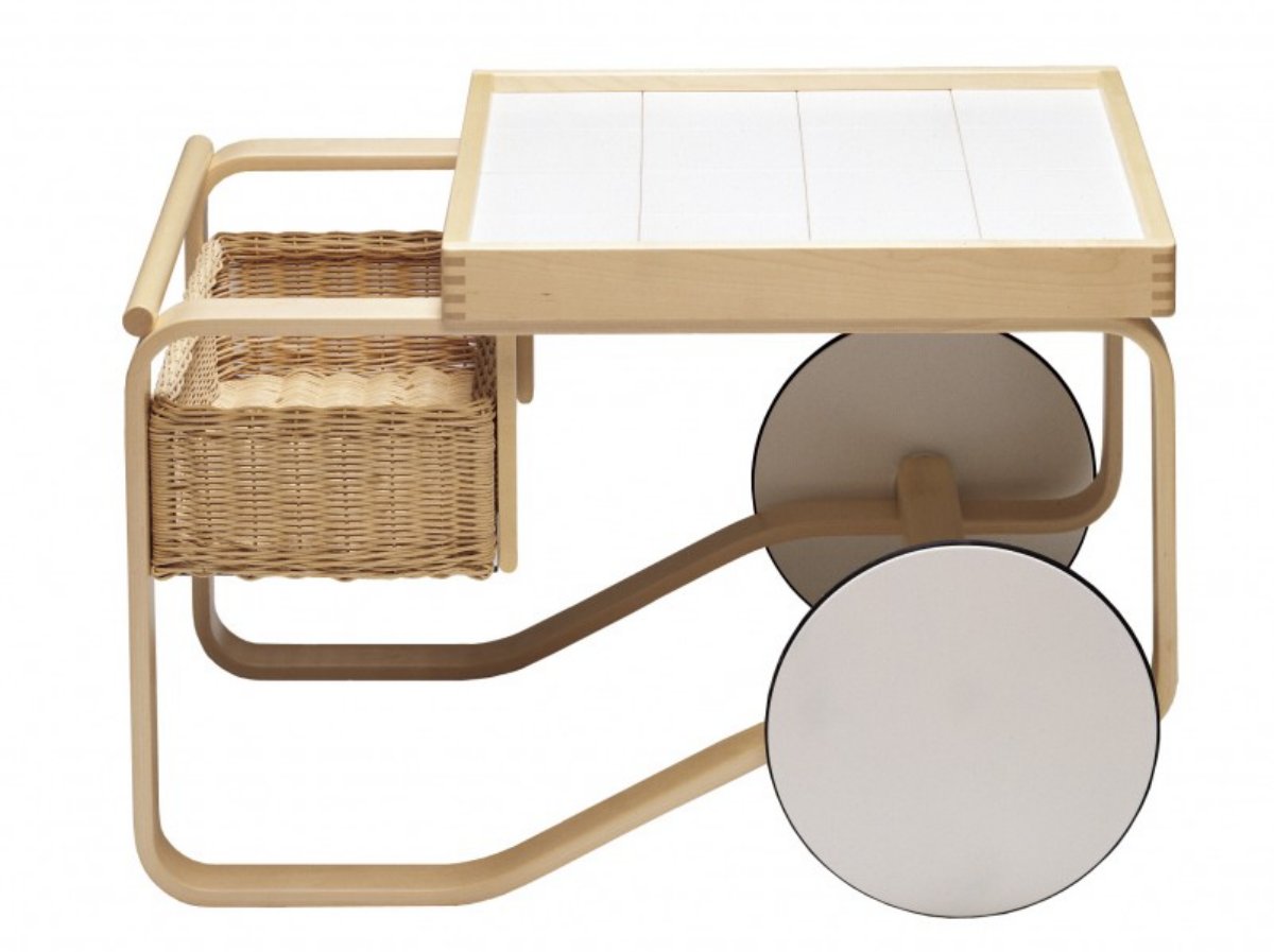 Artek Servierwagen 900 aus Birkenholz mit weißer Tischplatte und Korbablage. Design-Servierwagen für Wohnzimmer und Küche.