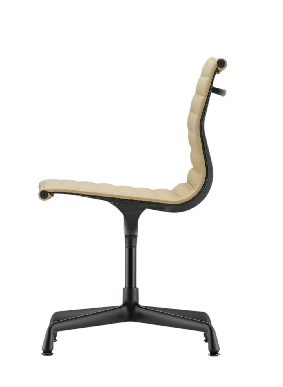 Vitra Aluminium Chair EA 101 in Beige, Seitenansicht, Bürostuhl mit schwarzem Fußkreuz.