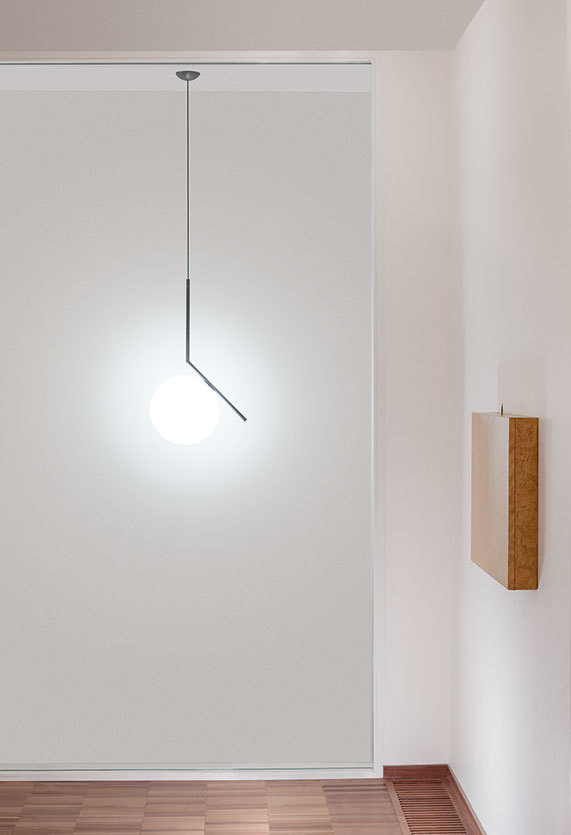 IC Lights S1 Pendelleuchte von Flos: Hängelampe mit Kugel aus Opalglas und schwarzem Gestell.