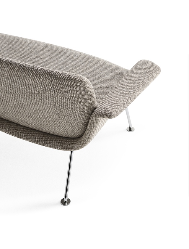 Detailaufnahme des KN05 Zweisitzer Sofas von Knoll International mit grauem Stoffbezug und Chrombeinen.