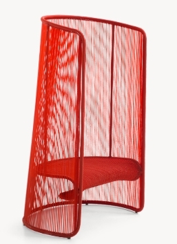 Roter Design Sessel Husk von Moroso: Moderner Loungesessel mit geflochtenem, rotem Rahmen und Sitzkissen.