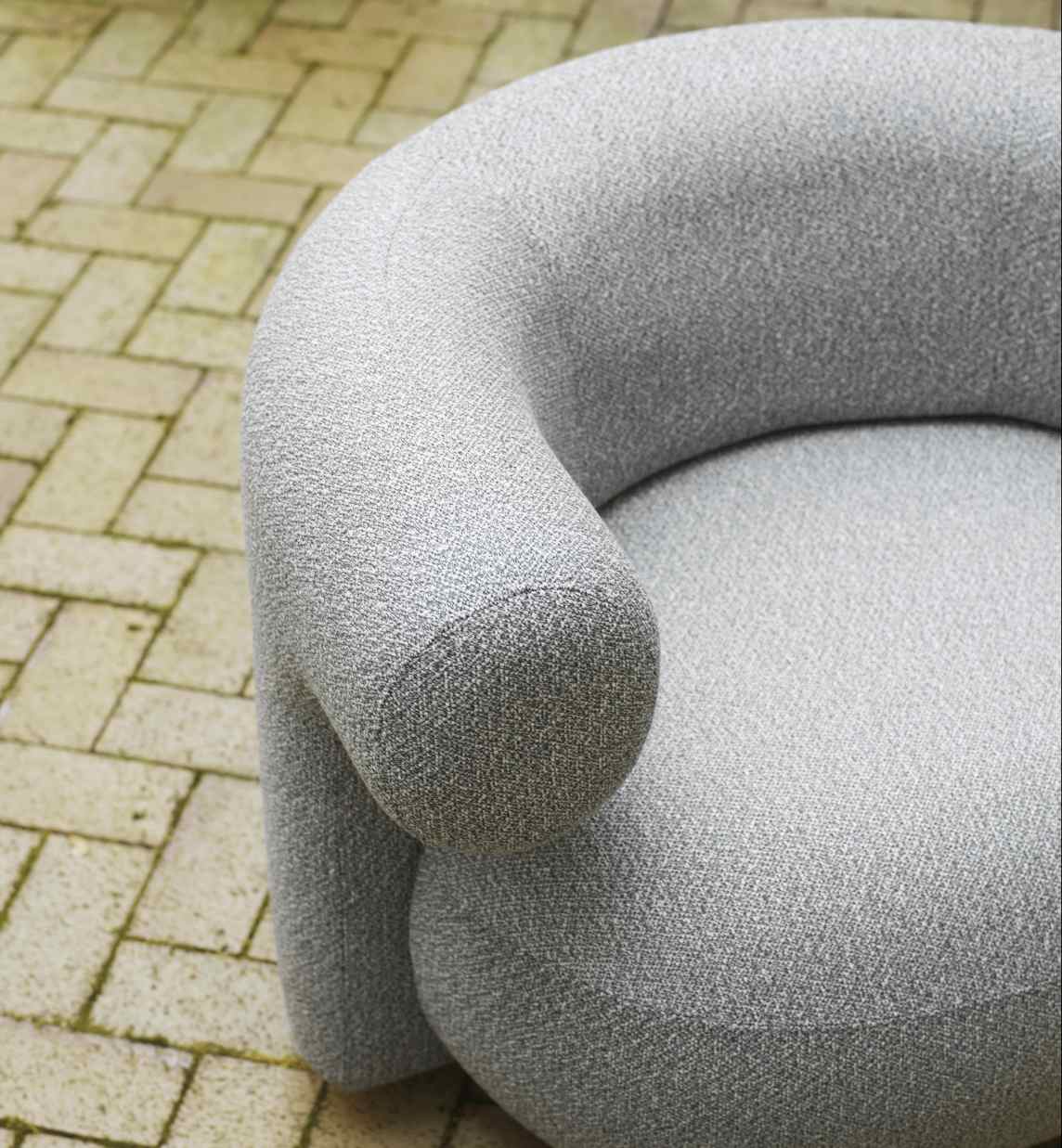 Detailaufnahme des grauen Burra Lounge Chair Sessels von Normann Copenhagen für den Außenbereich.