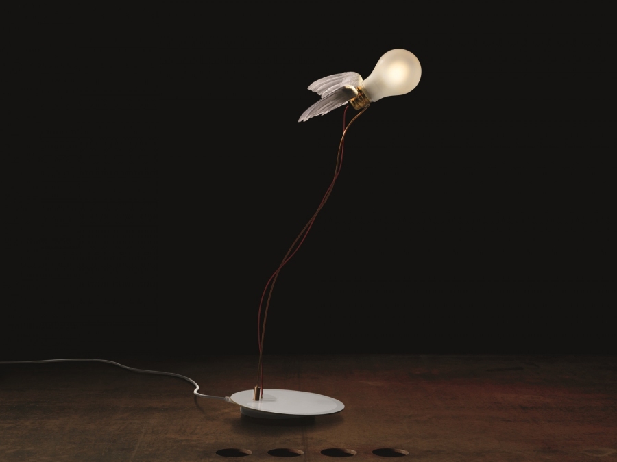 Flos Bulb Attack Tischleuchte: Design Lampe mit Flügeln und Glühbirne auf weißem Sockel.