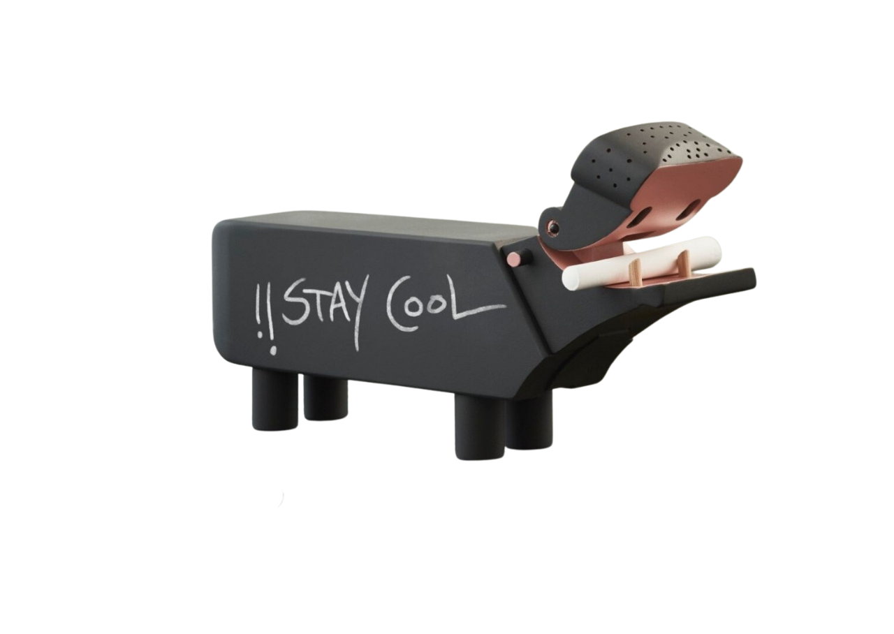 Schwarze Kay Bojesen Holzfigur Flusspferd mit "Stay Cool" Schriftzug, ein dekoratives Designobjekt für Kinderzimmer.
