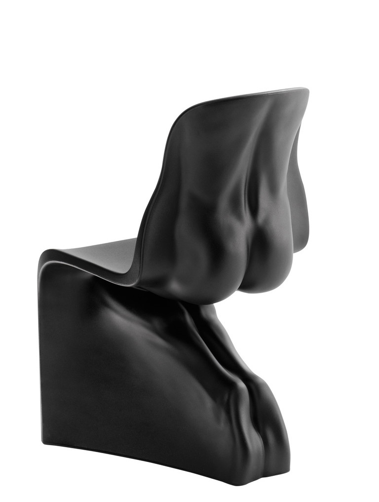 Schwarzer Him Stuhl von Casamania Horm, skulpturales Designmöbel in Form eines menschlichen Körpers.