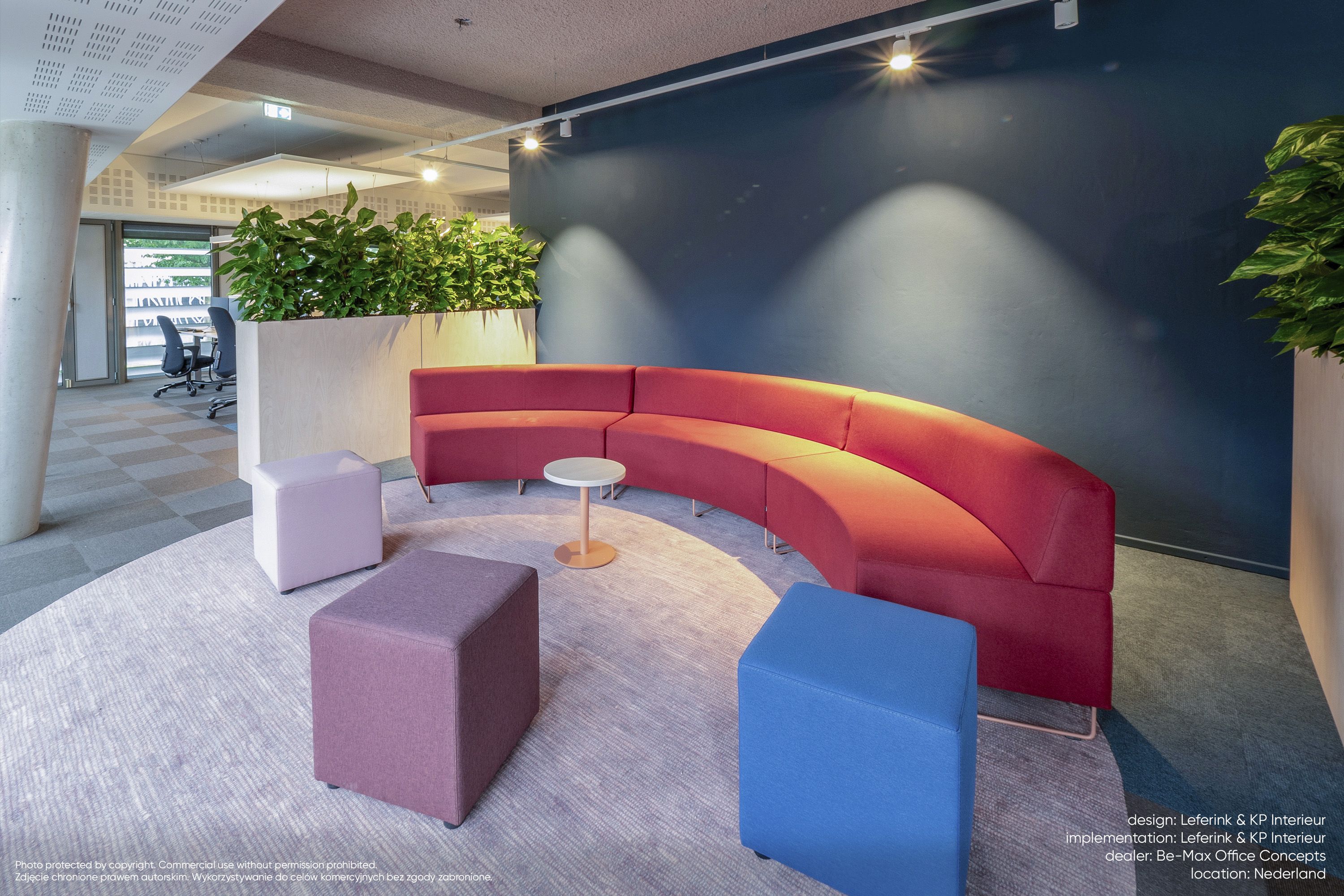 cube CUB R 425: Moderner Sitzbereich mit roten Sofas und farbigen Pouf Sitzhockern auf Rollen.