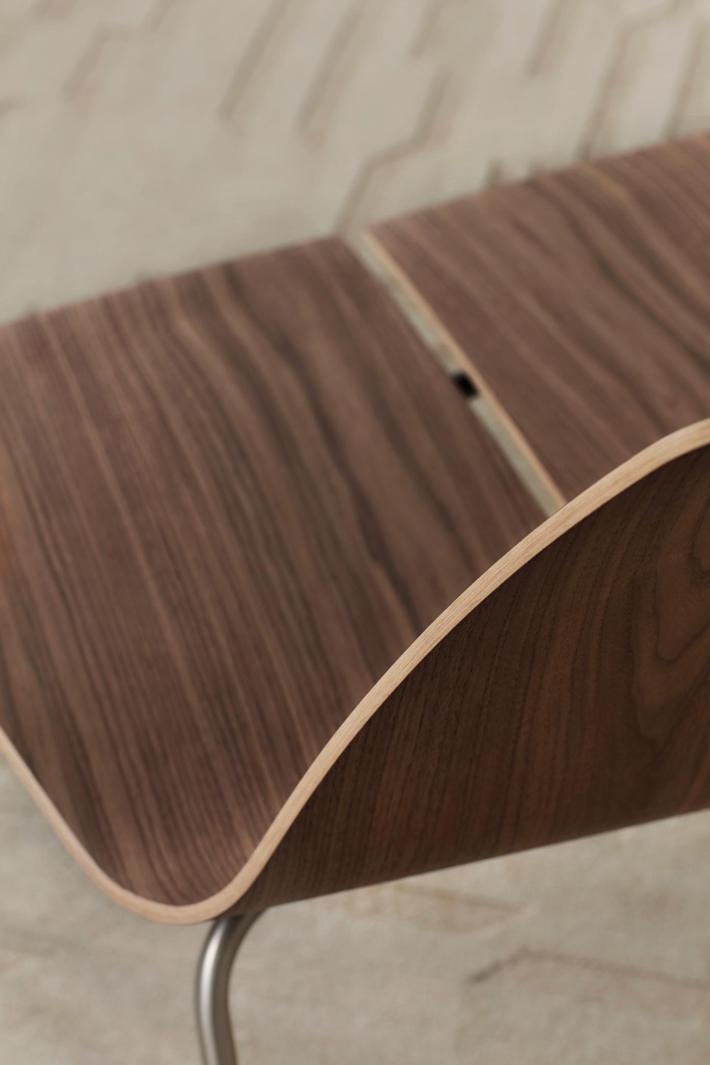 Detailaufnahme des PK23 Loungesessels von Fritz Hansen mit Walnussholz und minimalistischem Design.