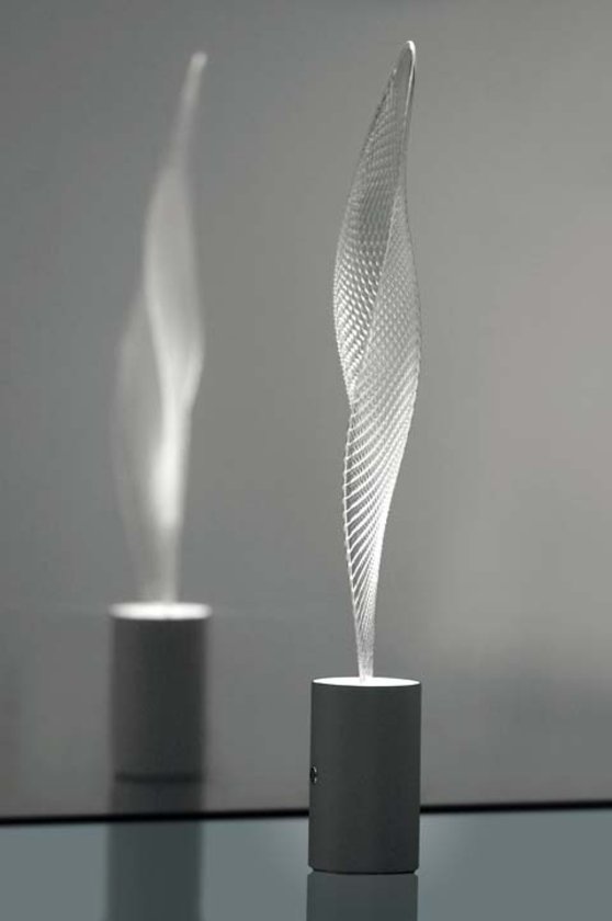 Cosmic Leaf Stehleuchte von Artemide: Moderne Designlampe mit spiralförmigem Lampenschirm und indirektem Licht.