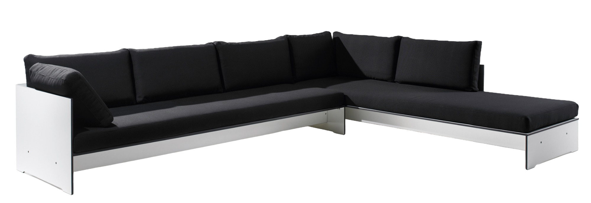 Riva Lounge Sofa von Conmoto mit schwarzem Bezug und weißem Rahmen, modernes Design.