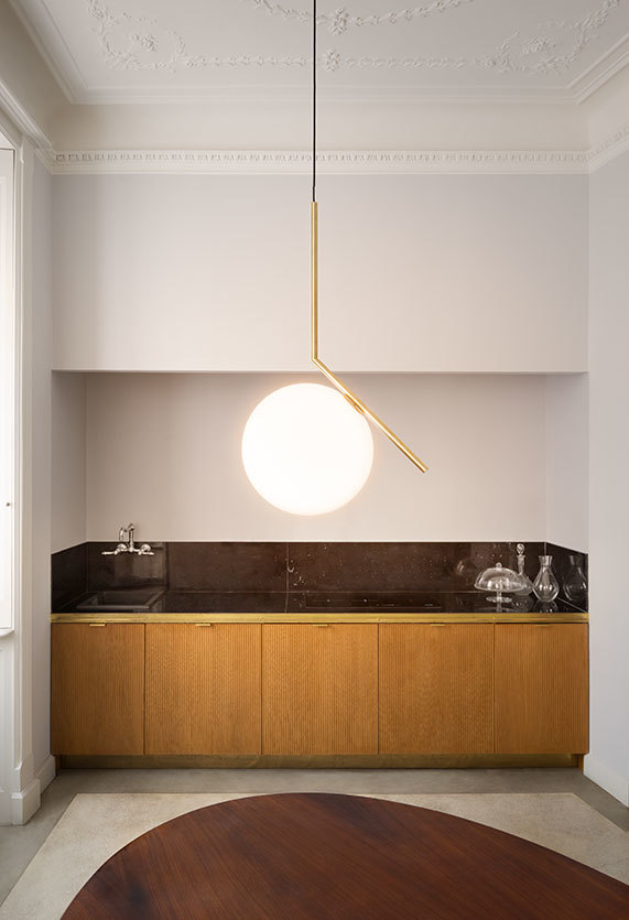 IC Lights Pendelleuchte: Moderne Hängelampe mit Kugel und goldenem Gestell für stilvolle Beleuchtung.