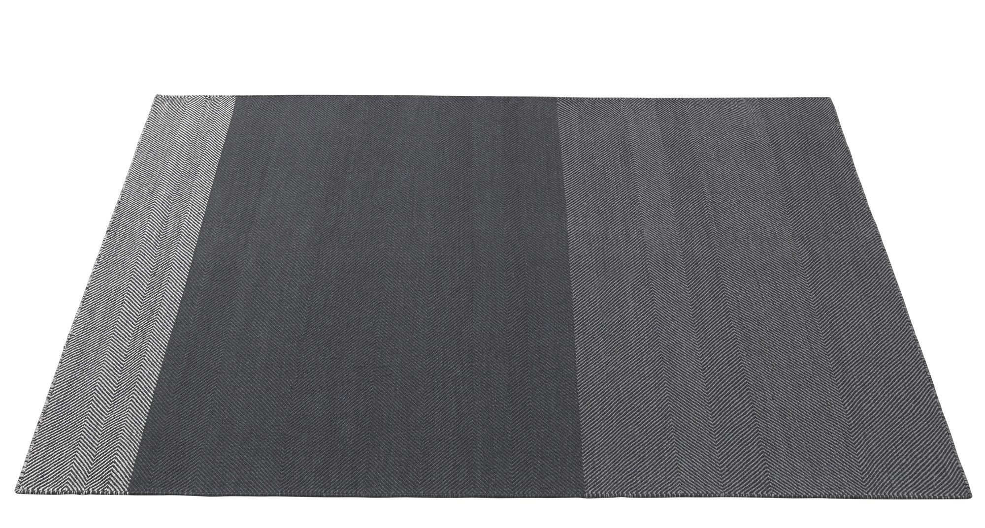 Muuto Varjo Rug Teppich, grauer Wollteppich mit Fischgrätenmuster und hellgrauen Akzentstreifen für modernes Wohnambiente.