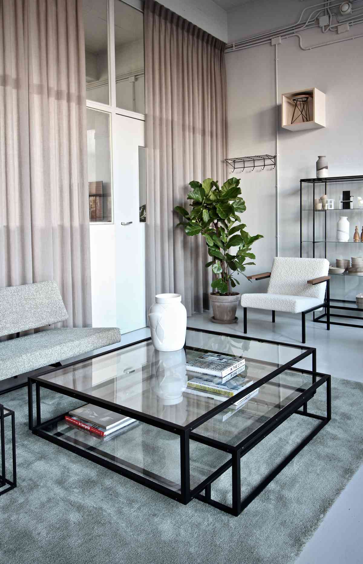 Tangled Square Couchtisch Spectrum mit Glasplatte und schwarzem Metallrahmen im modernen Wohnzimmer.