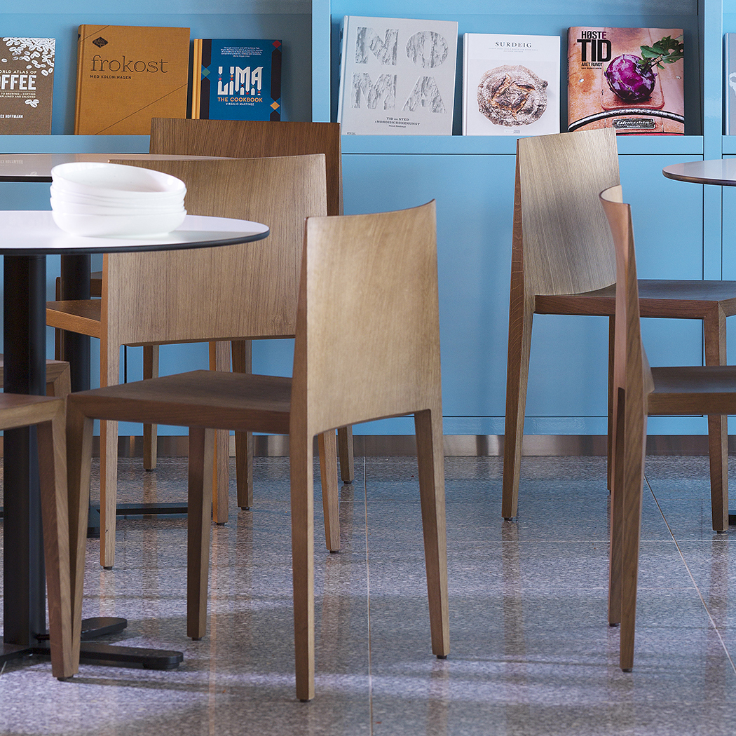 Sail SI1248 Chair Holzstuhl von Andreu World in hellem Holz, modernes Design für Esszimmer und Küche.