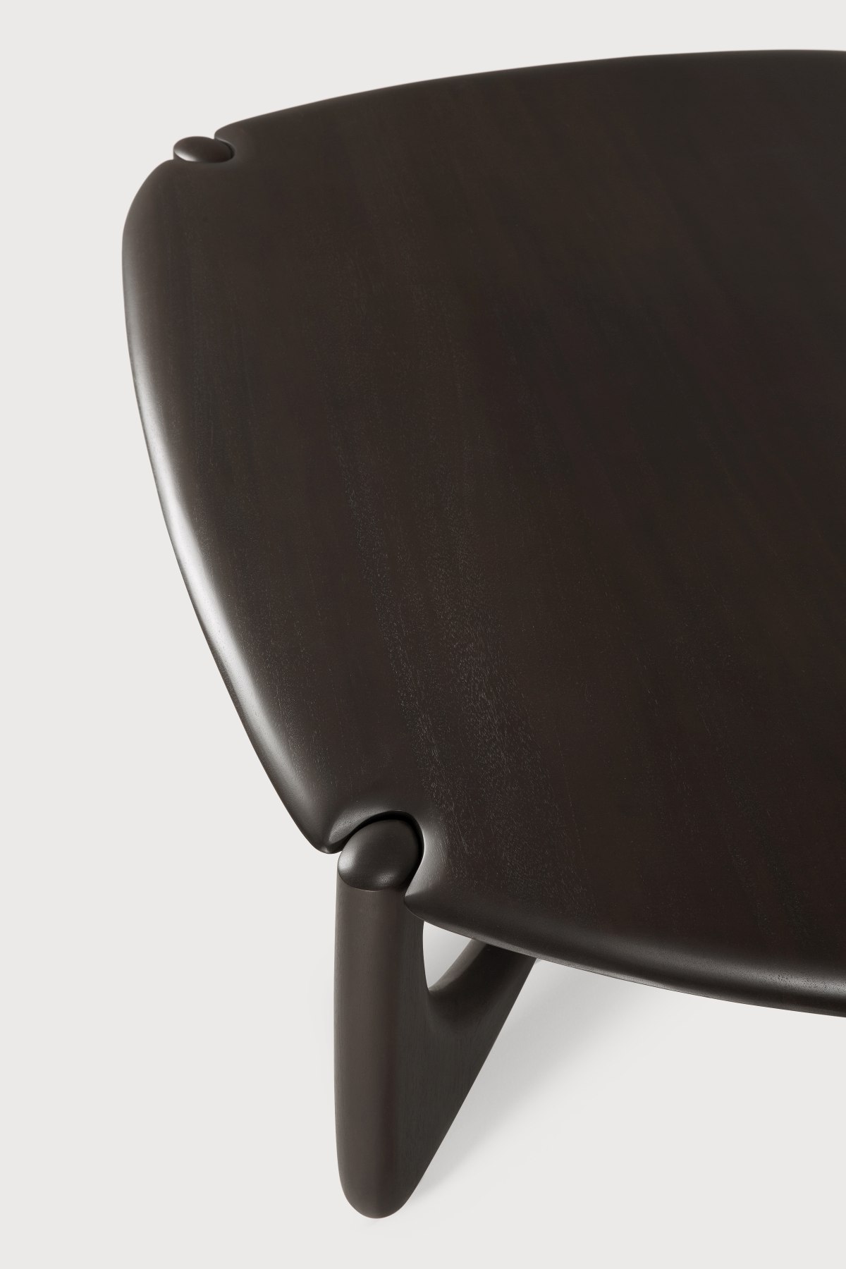 Detailaufnahme des Ethnicraft PI Coffee Table Couchtisches aus dunklem, geöltem Massivholz mit filigranen Details.