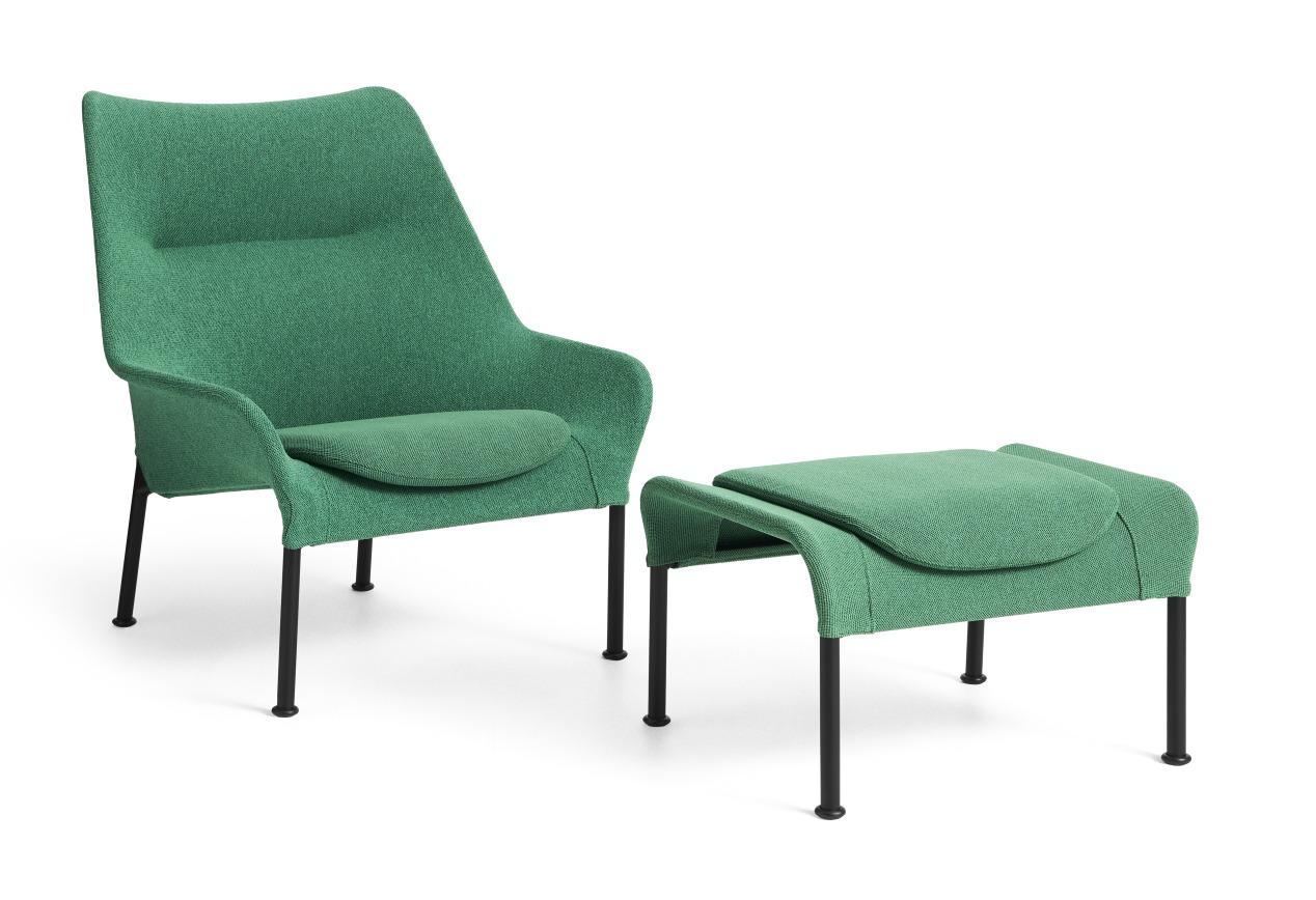 Hay 02 Lounge Chair Sessel in Grün mit passendem Hocker und schwarzen Beinen auf weißem Hintergrund.