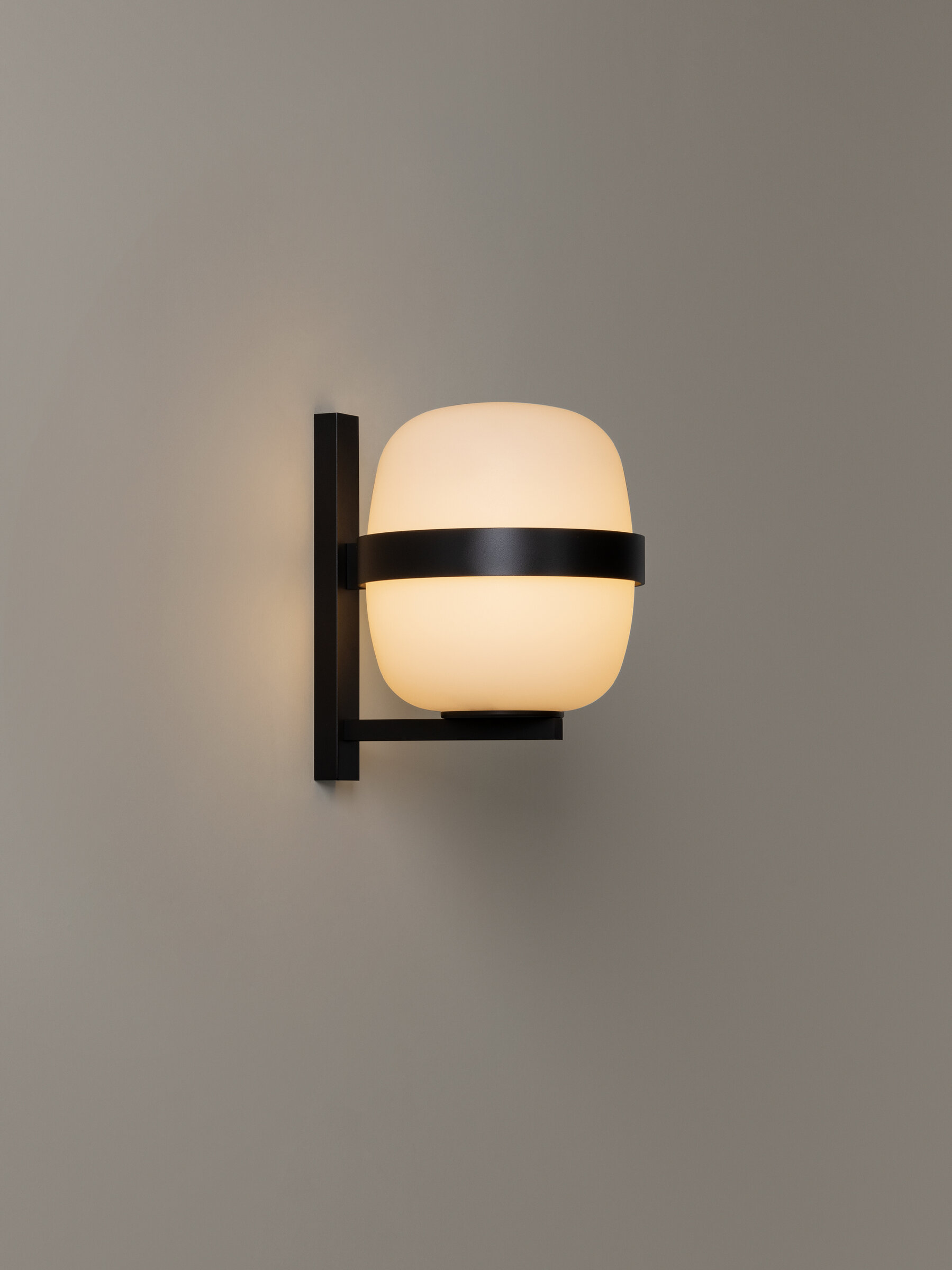 Wandleuchte Wally Cestita von Santa & Cole in Schwarz, modernes Design mit warmem Licht.