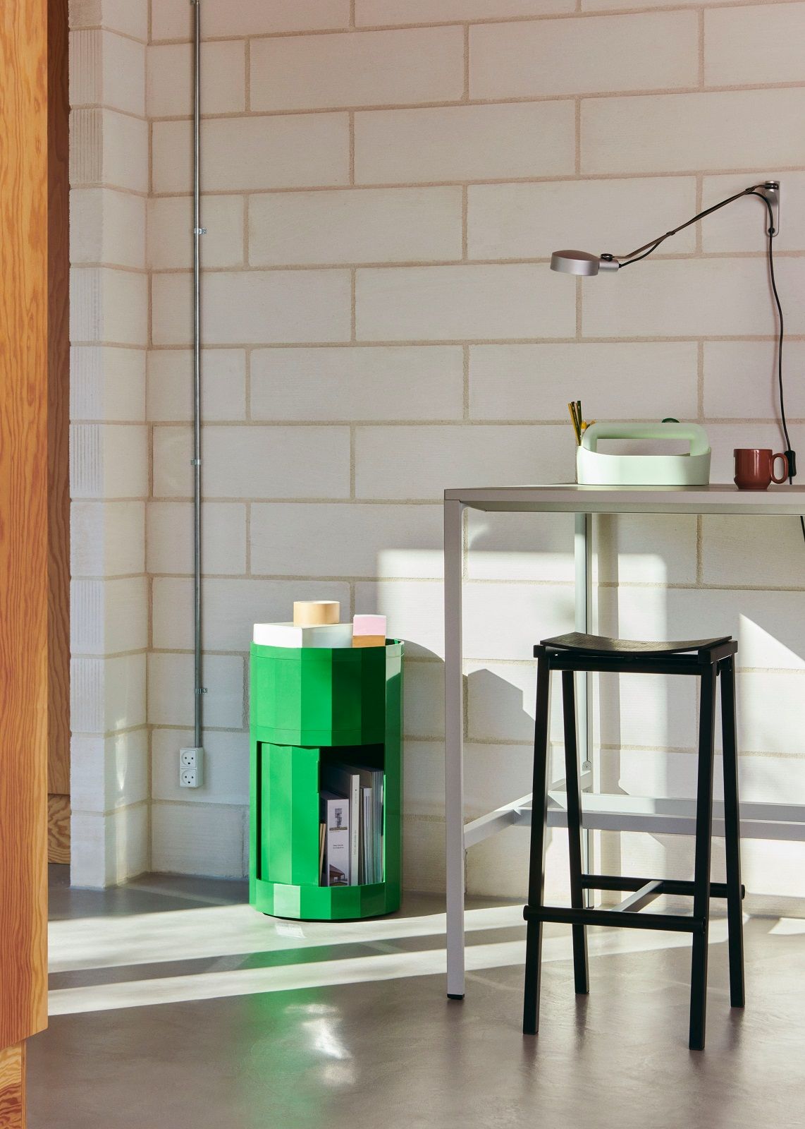 Schwarzer Taburete 8 Bar Stool Barhocker von Hay am Tisch in modernem Interieur.