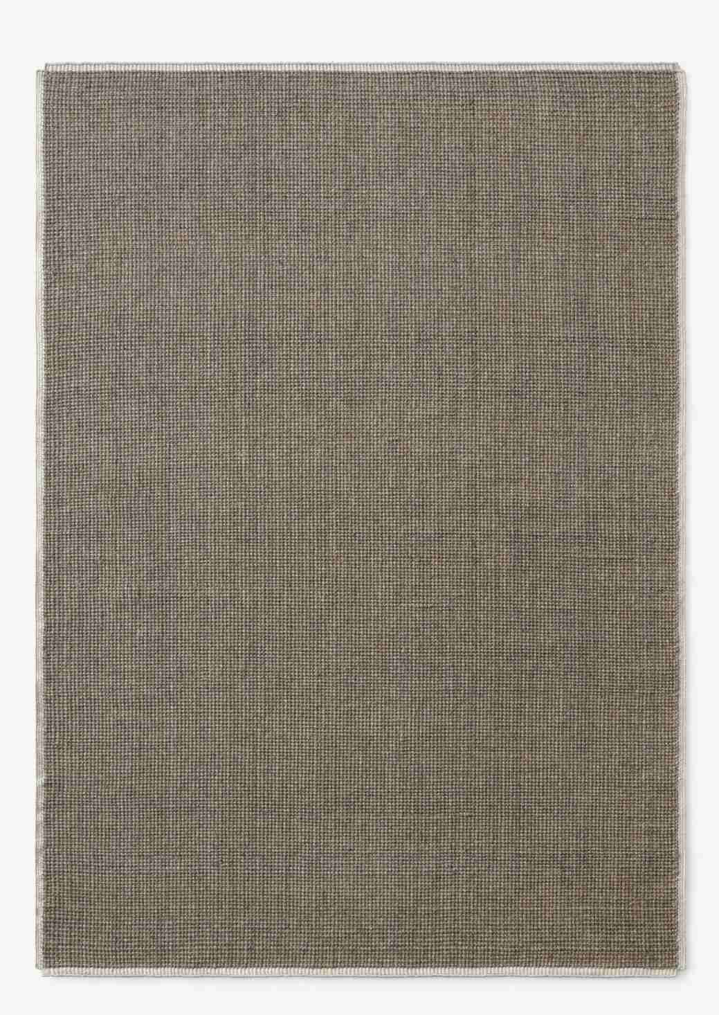 AndTradition Collect Rug SC84/SC85: Detailaufnahme des gewebten Teppichs in gedämpften Grün- und Grautönen.