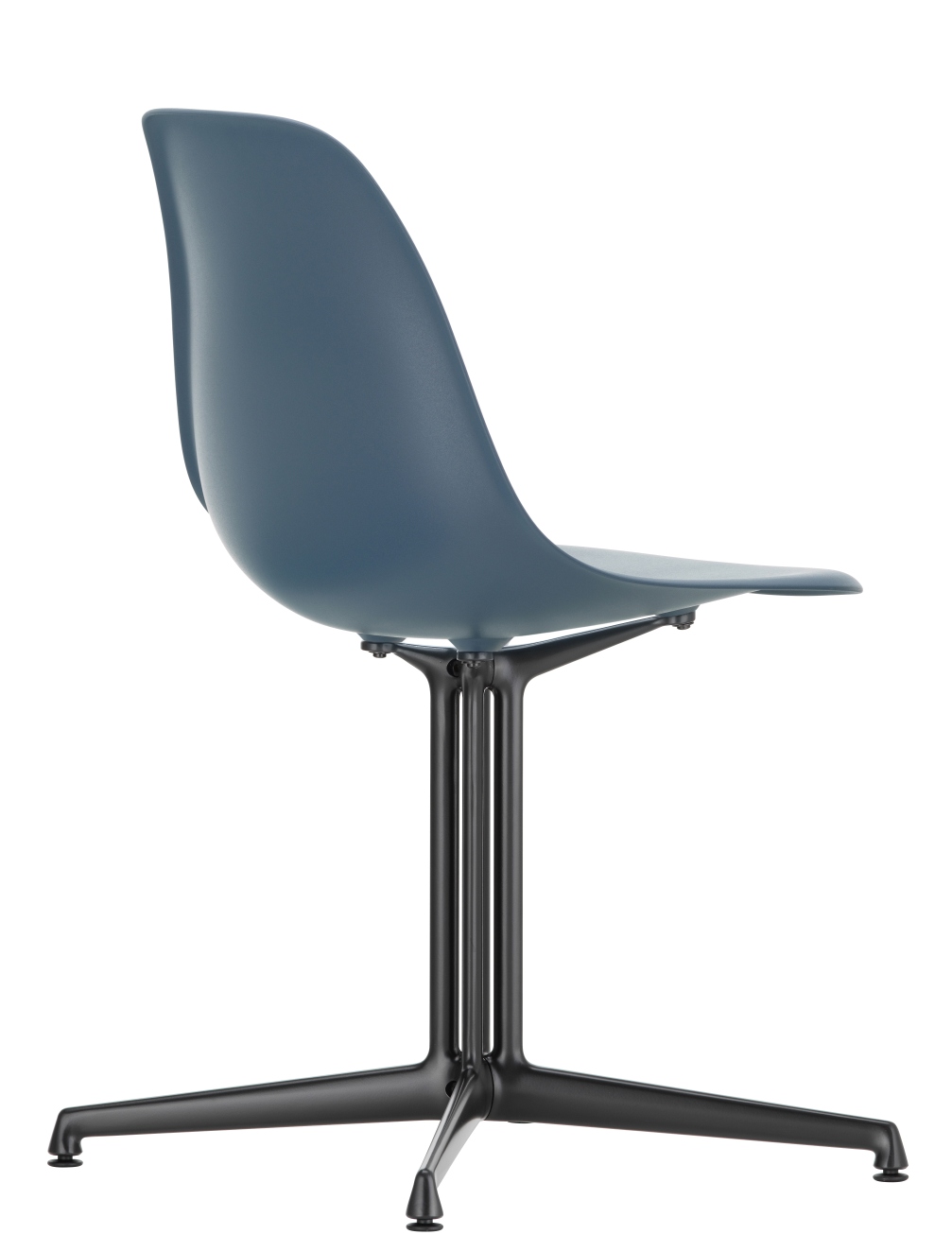 Blauer Eames Fiberglass Side Chair DSL Stuhl von Vitra mit schwarzem Untergestell, Seitenansicht.