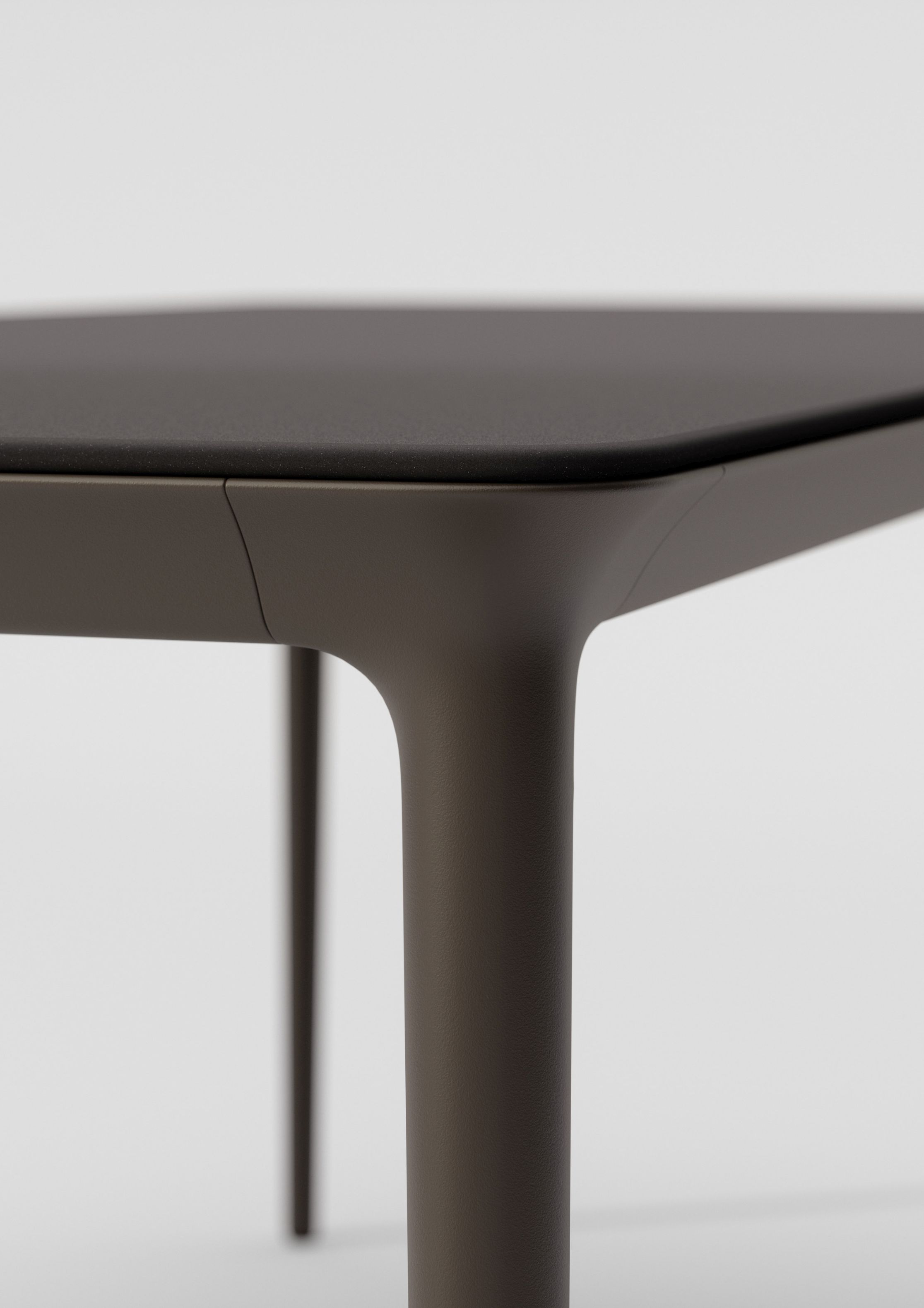 Detailaufnahme Bellmonde Esstisch XL: HPL Tischplatte und Tischbein des Outdoor Esstisches.