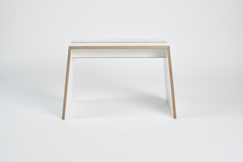 Tojo Stubenhocker: Moderner, weißer Hocker aus Holz, ideal als Sitzgelegenheit oder Beistelltisch.