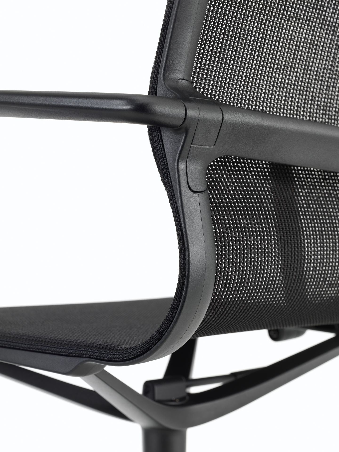 Detailaufnahme des schwarzen Physix Konferenzstuhls von Vitra mit Armlehne und Netzrückenlehne für ergonomisches Sitzen.