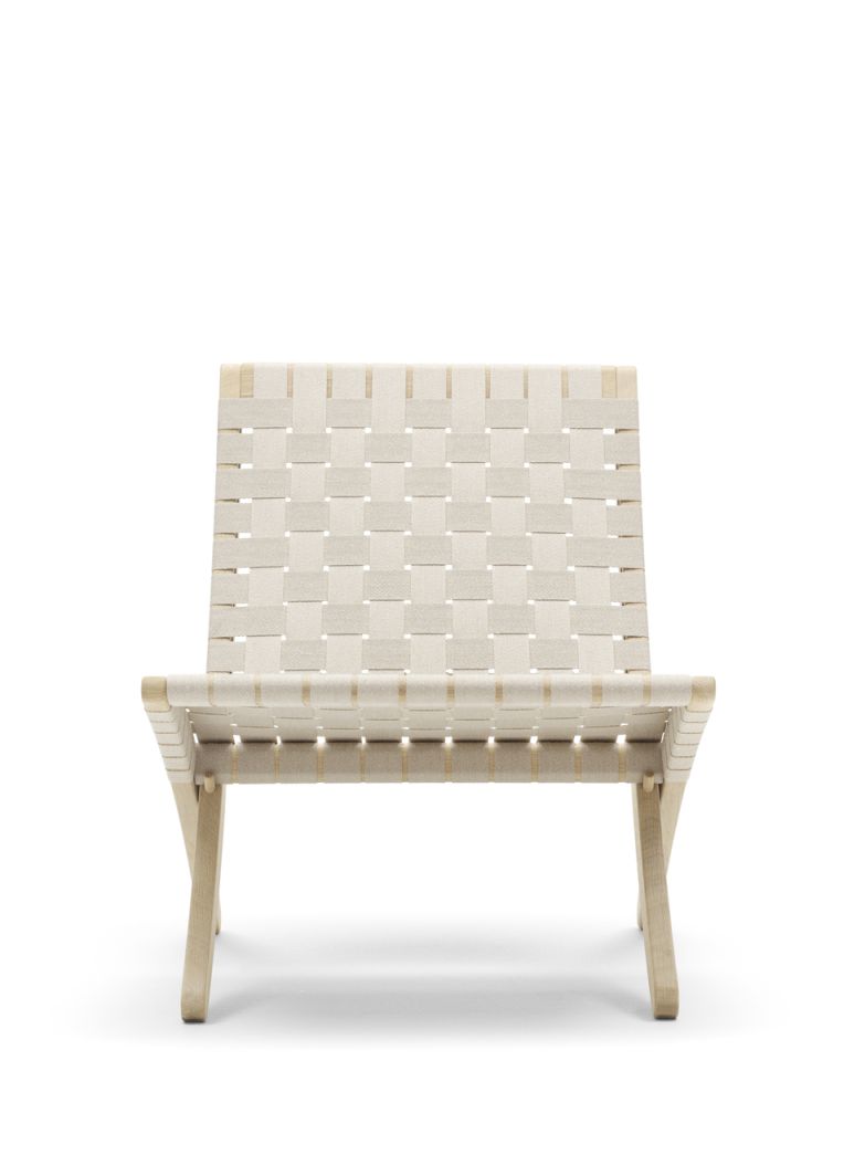 Cuba Chair Sessel mit hellem Holzgestell und Sitzfläche aus gewebten Stoffbändern.