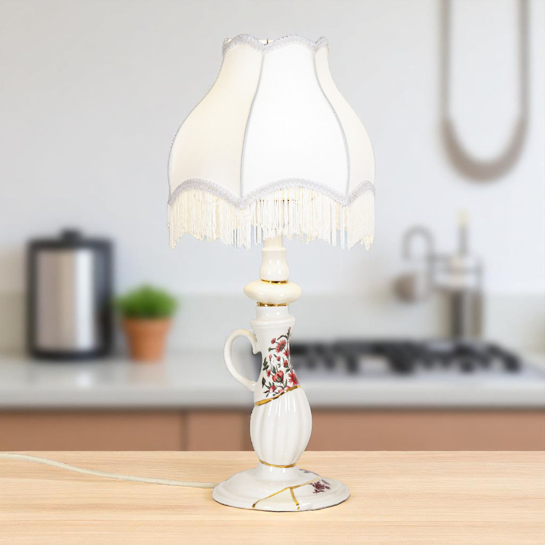  Kintsugi Abat-Jour Tischleuchte von Seletti, weiße Lampe mit floralem Muster und goldenen Akzenten im Kintsugi-Stil.