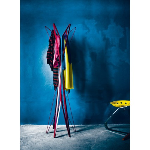 Aster 303 Kleiderständer von Zanotta, rot, mit Kleidung vor blauem Hintergrund. Design Kleiderständer für Garderobe.