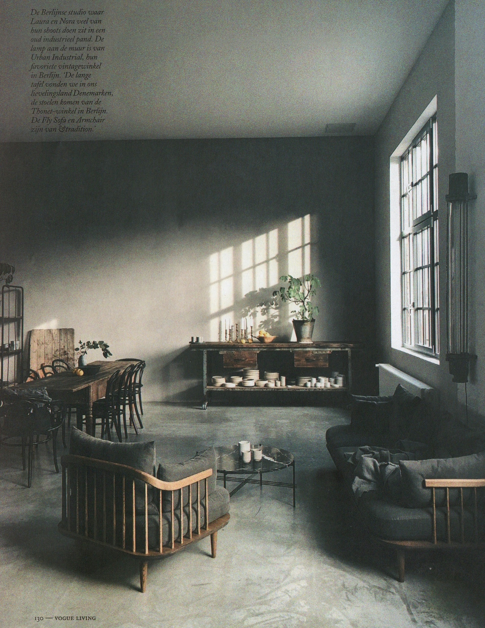 Fly Lounge Sessel SC10 von AndTradition im Interieur eines Lofts mit Tageslicht.