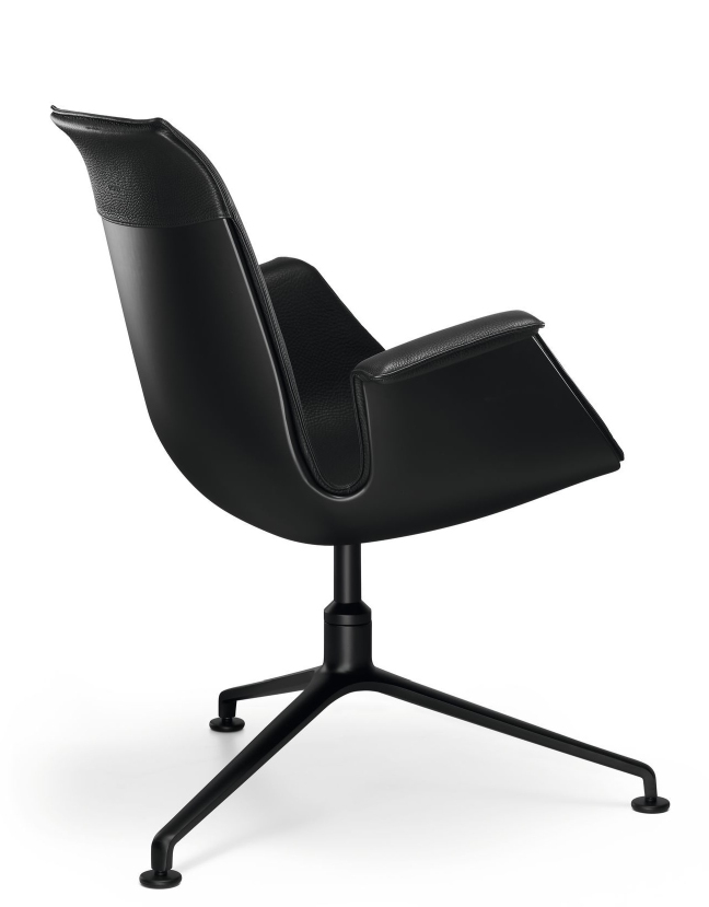 Schwarzer FK 6725 Sessel von Walter Knoll mit Lederbezug und dreibeinigem Fußgestell, Seitenansicht.