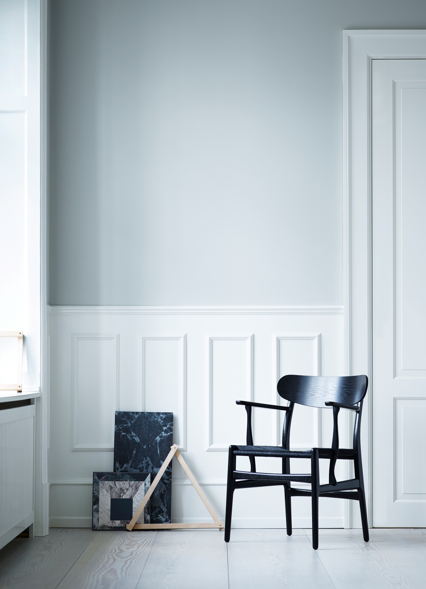 Schwarzer CH26 Holzstuhl von Carl Hansen & Søn mit Naturgeflecht Sitzfläche. Designklassiker.